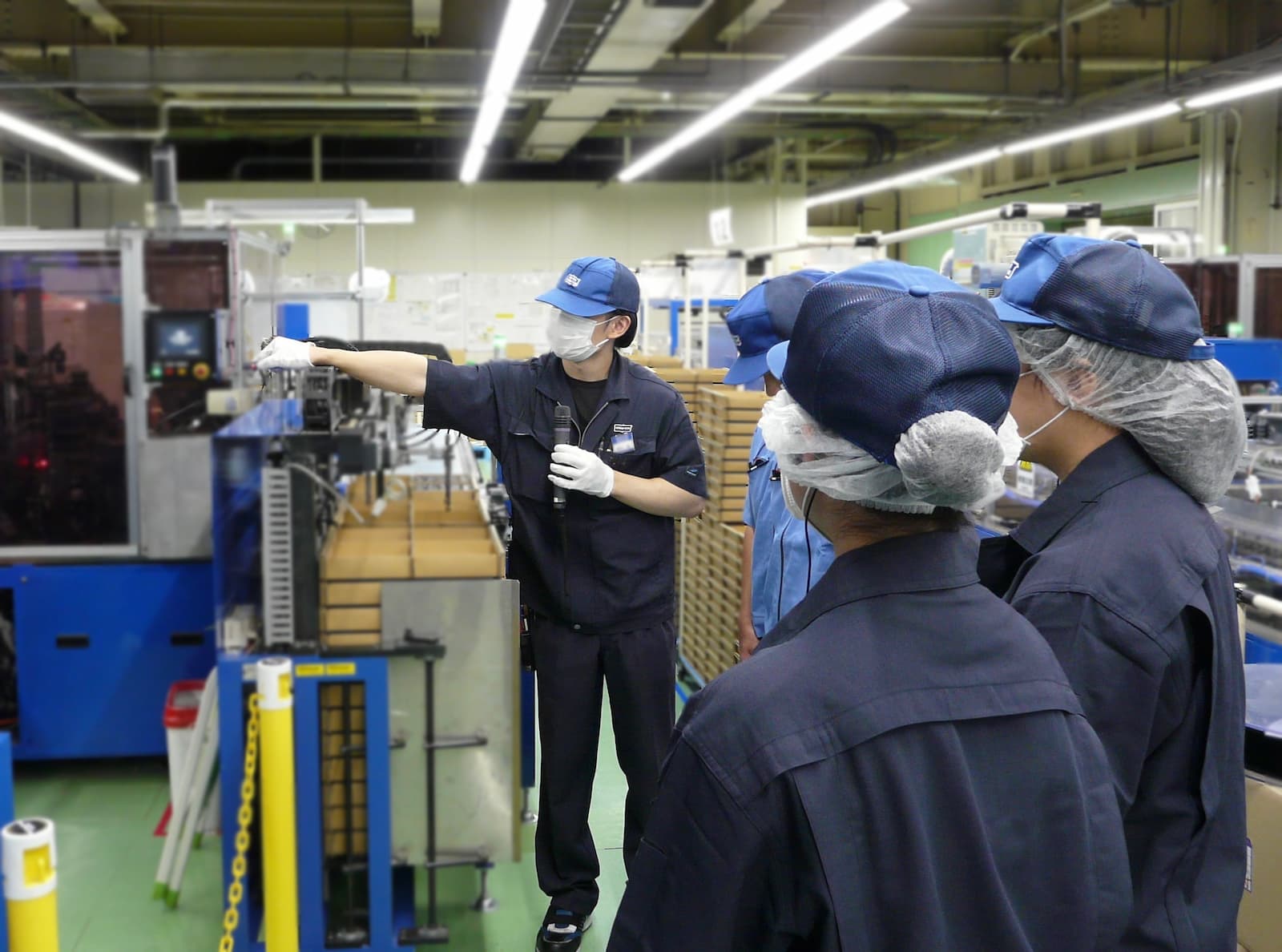 職場体験での装置説明の様子
