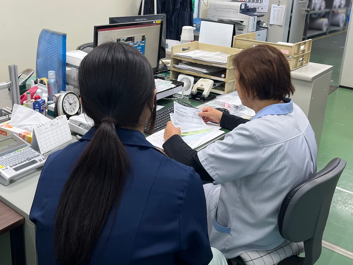 職場体験での事務作業説明の様子