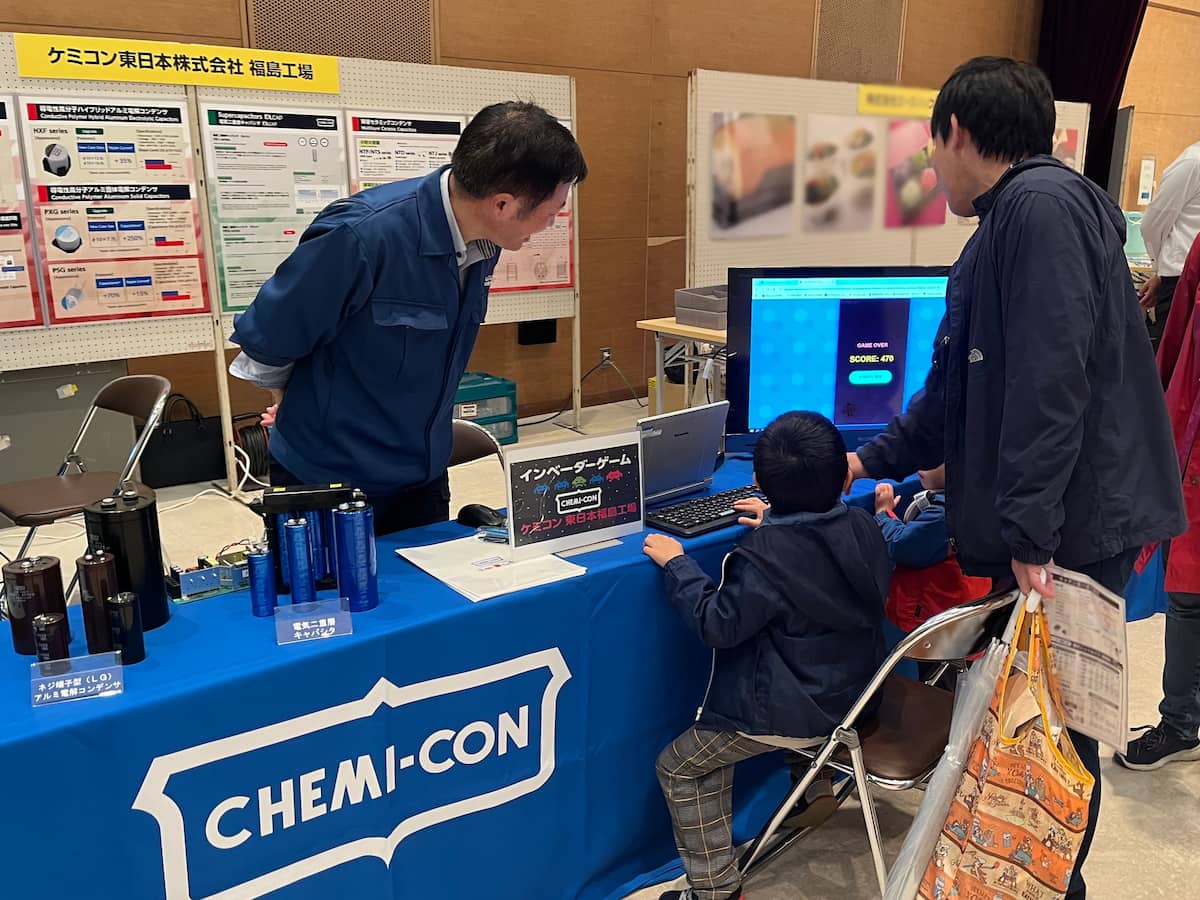 展示内容と親子でのゲームプレイ