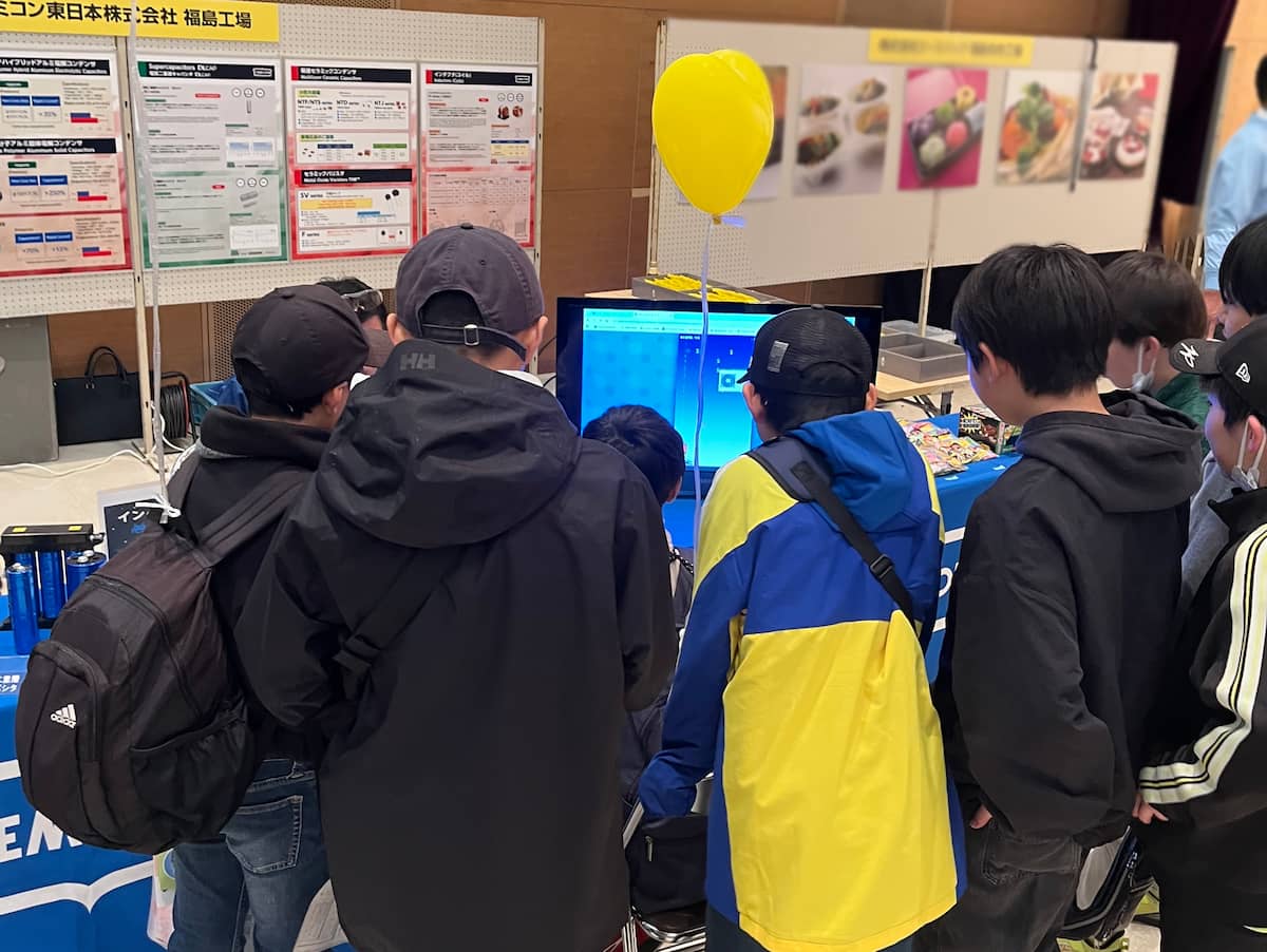 ゲームをプレイする子どもたち