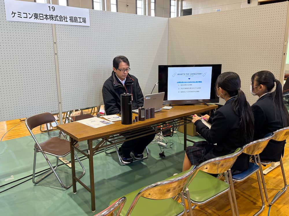 説明を受ける2名の学生