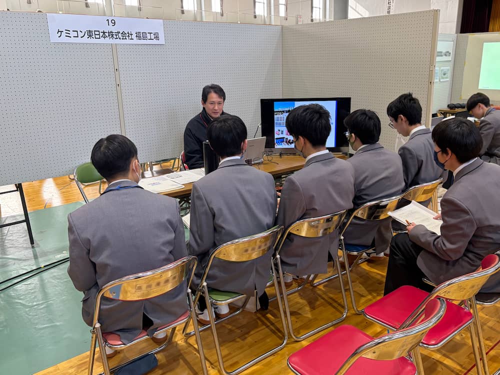 説明を受ける6名の学生