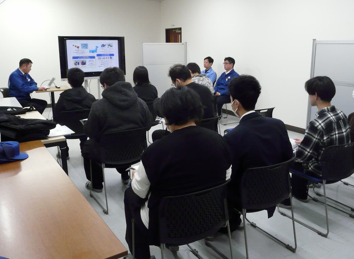 会議室での工場説明の様子