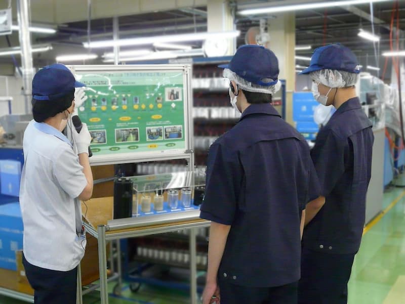 工場見学で工程説明を受けている様子