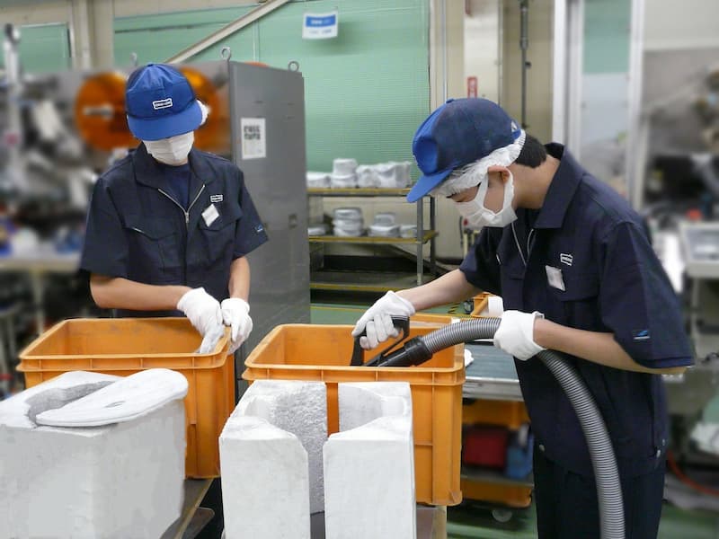製造職場体験(オレンジ箱清掃)の様子